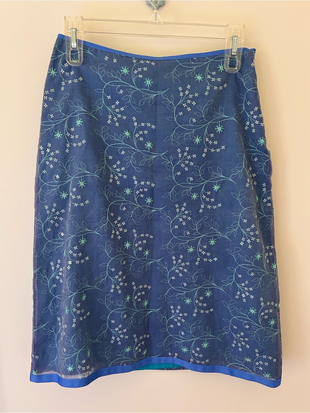 Vintage Hice Embroidered Floral Silk Knee Length Skirt
Size: 4
EUC (No Flaws)